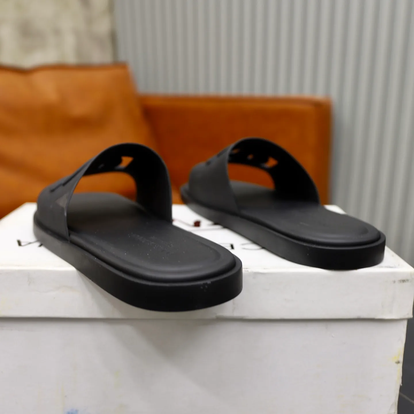 Ex-factory price: 340💰🙅‍♂️🙅‍♂️🙅‍♂️ Brand: DG Standard code: 38-44 (45 customized) Grade: Same as the official website Material: Original leather design Original lightweight wear-resistant molded outsole Style category: Men's fashion sandals Distinguished luxury brand elements Top luxury Color: Actual picture color